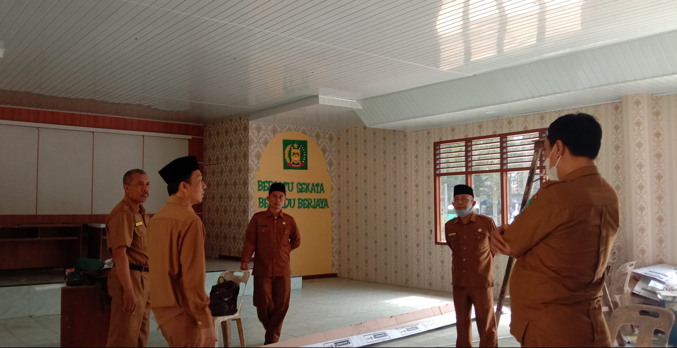 You are currently viewing Kakan Kemenag Langkat Tinjau Perehaban Aula Pertemuan Kantor Kemenag Langkat