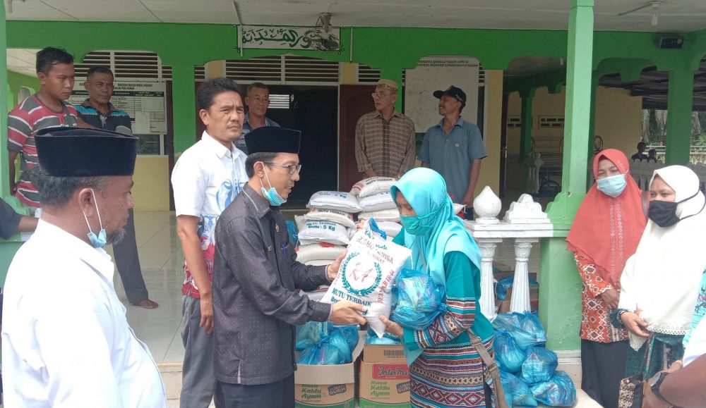 You are currently viewing Kemenag Langkat Serahkan Bantuan Sembako Kepada Warga Korban Banjir di Kecamatan Sei Lepan