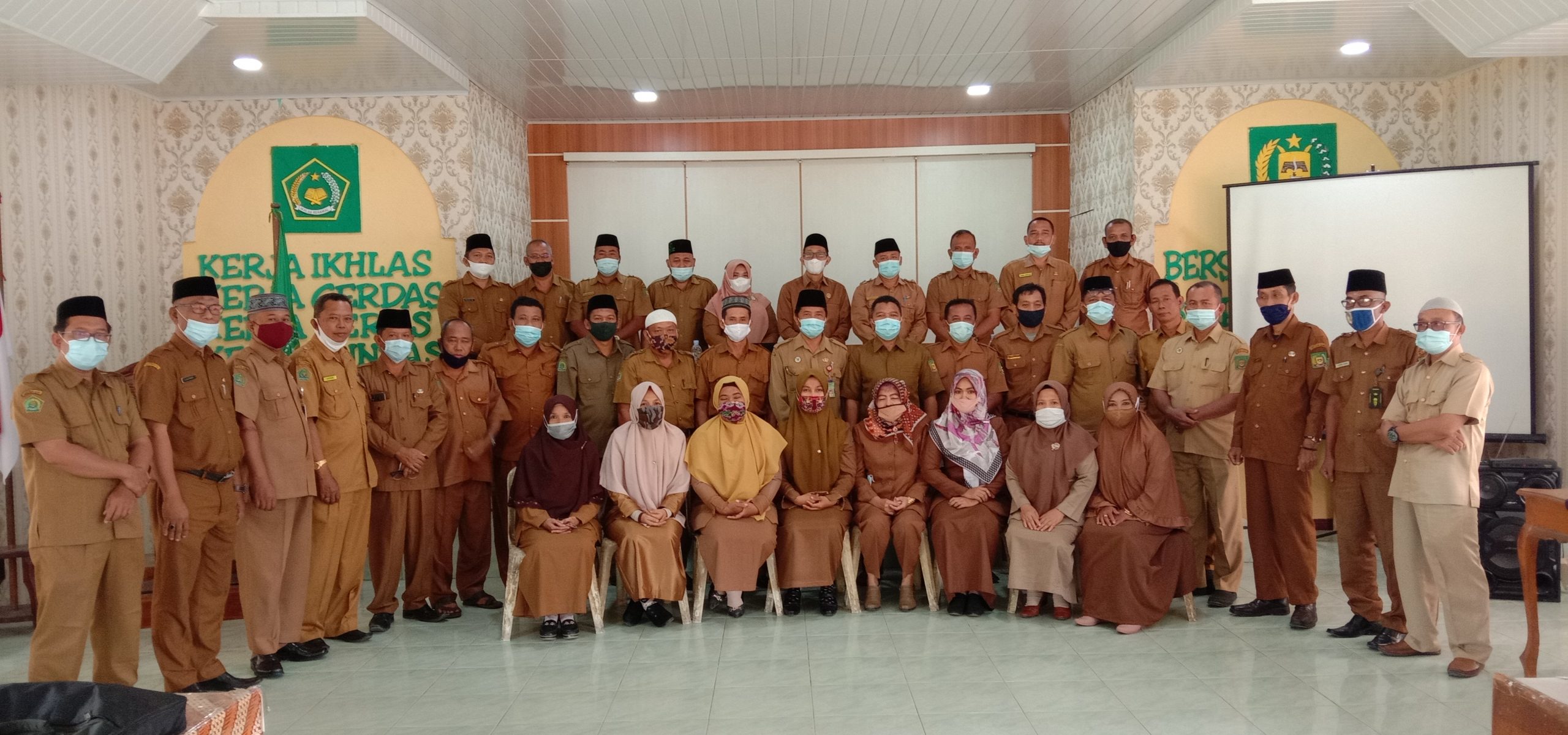 You are currently viewing Kakan Kemenag Langkat Beri Pembinaan Dan Sosialisasikan Prokes 5M Kepada Pengawas Madrasah dan Pengawas PAI