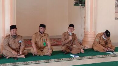 You are currently viewing Kakan Kemenag Langkat Beri Pembinaan dan Ajak Penyuluh Agama Islam Sosialisasikan Prokes 5M