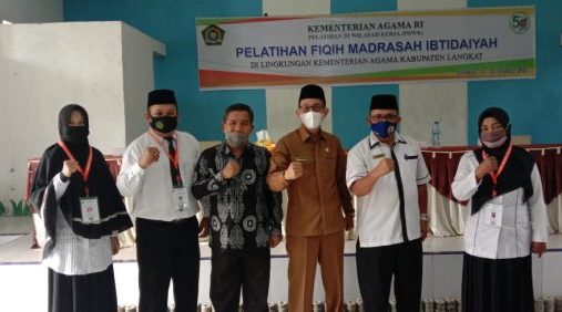 You are currently viewing Kakan Kemenag Langkat Resmikan Pelatihan Di Wilayah Kerja (PDWK) Pelatihan Fiqih Madrasah Ibtidaiyah