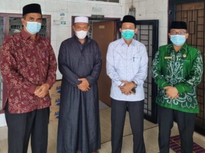 Pengurus FORSILA Kakan Kemenag Se Sumatera Utara serahkan santunan uang duka kepada Kakan Kemenag Pakpak Barat