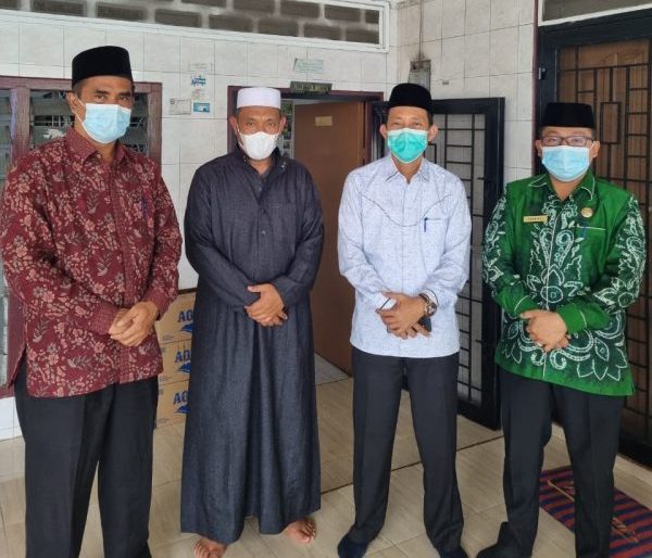 You are currently viewing Pengurus FORSILA Kakan Kemenag Se Sumatera Utara serahkan santunan uang duka kepada Kakan Kemenag Pakpak Barat