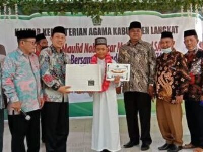 Kakan Kemenag Langkat Beri Penghargaan Kepada Zahran Auzan Juara Satu Nasional Hafiz 30 Juz STQN 2021