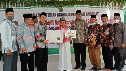 You are currently viewing Kakan Kemenag Langkat Beri Penghargaan Kepada Zahran Auzan Juara Satu Nasional Hafiz 30 Juz STQN 2021