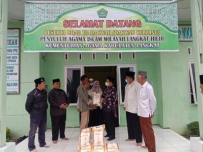 Kakan Kemenag Langkat bersama Tim Road To Dakwah Terima Bantuan Paket Beras dari Salah satu Warga Batang Serangan