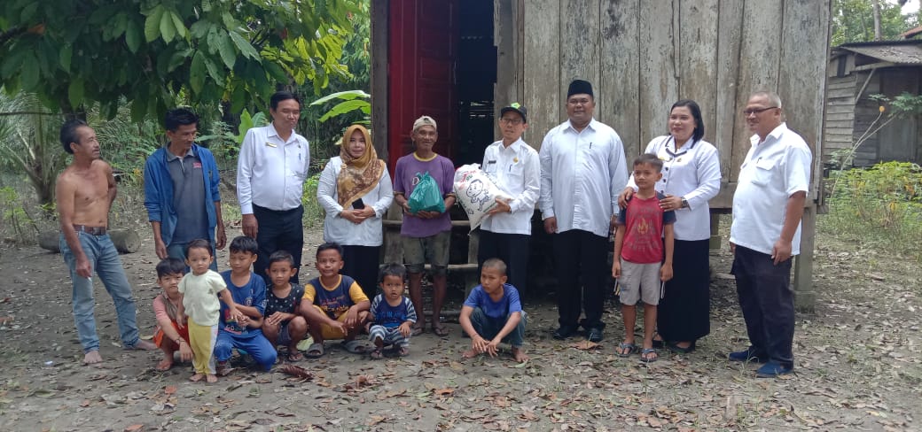 You are currently viewing Peduli Dhuafa, Kemenag Langkat Serahkan Paket Sembako