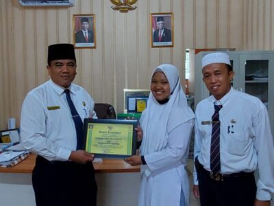 Kamad Berikan Penghargaan Kepada Siswi MAN 3 Langkat Juara 2 Lomba Baca Puisi Tingkat Kabupaten