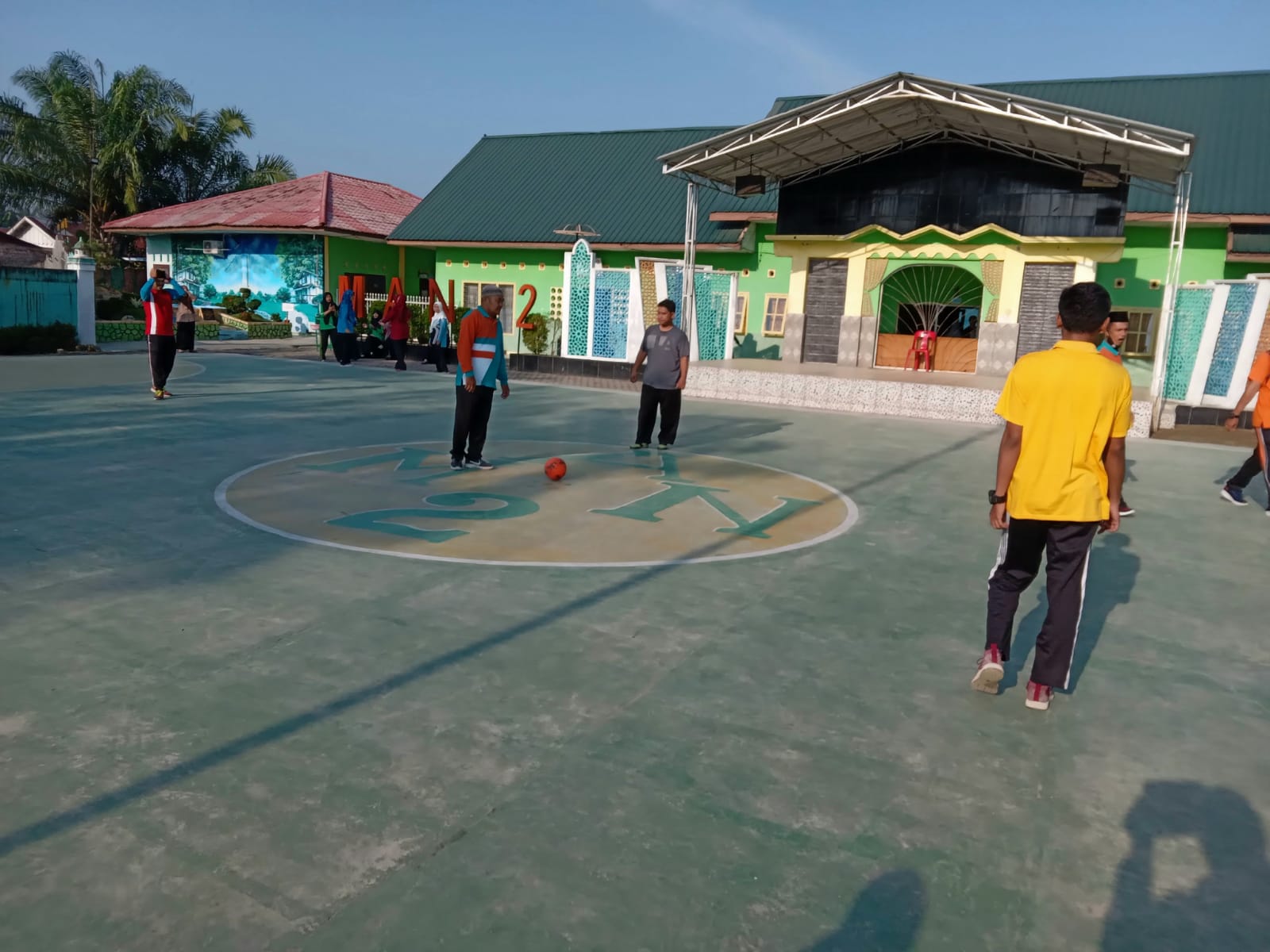 You are currently viewing Tingkatkan Stamina dan Kebugaran, Guru MAN 2 Langkat Bermain Futsal