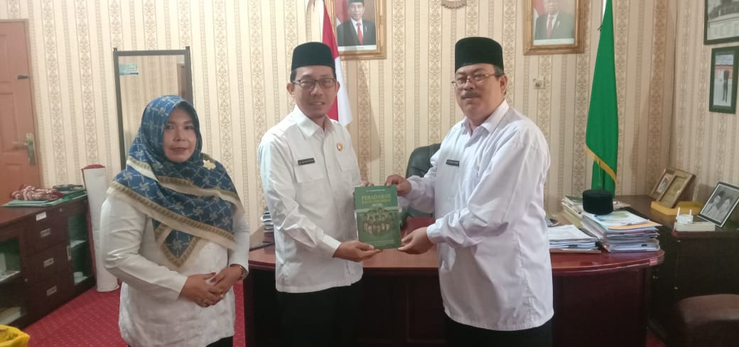 You are currently viewing Kakan Kemenag Langkat Terima Kunjungan Penulis Buku “PERADABAN KAUM BIROKRAT”