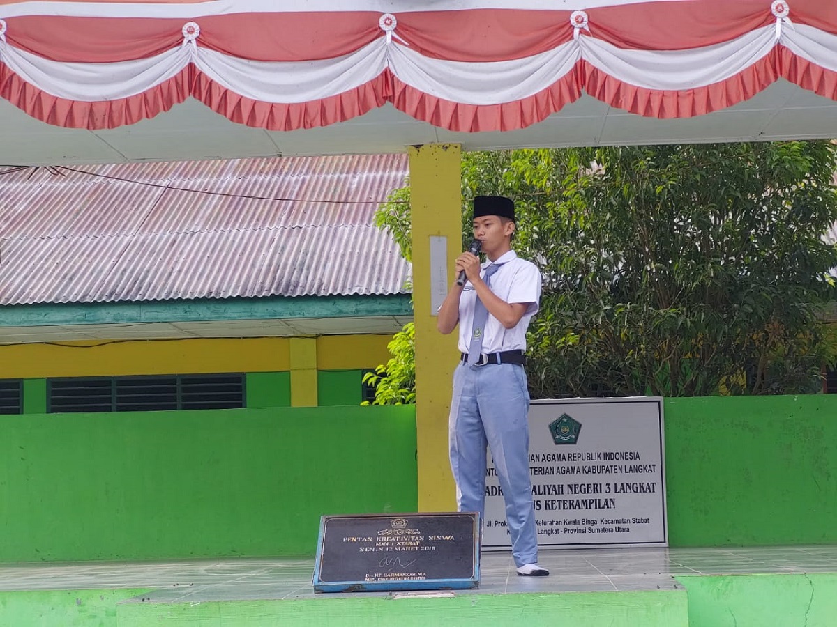 You are currently viewing Siswa Ceritakan Kisah Umar bin Khattab dan Bilal bin Rabbah di Rabu Pagi “Madrasah Berkisah”