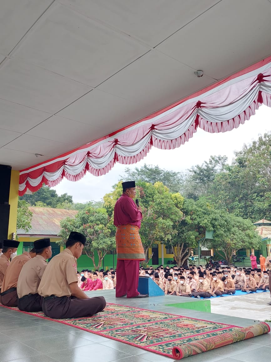 You are currently viewing Pembacaan Al-Barzanji Marhaban di MAN 3 Langkat Pada Jum’at Pagi