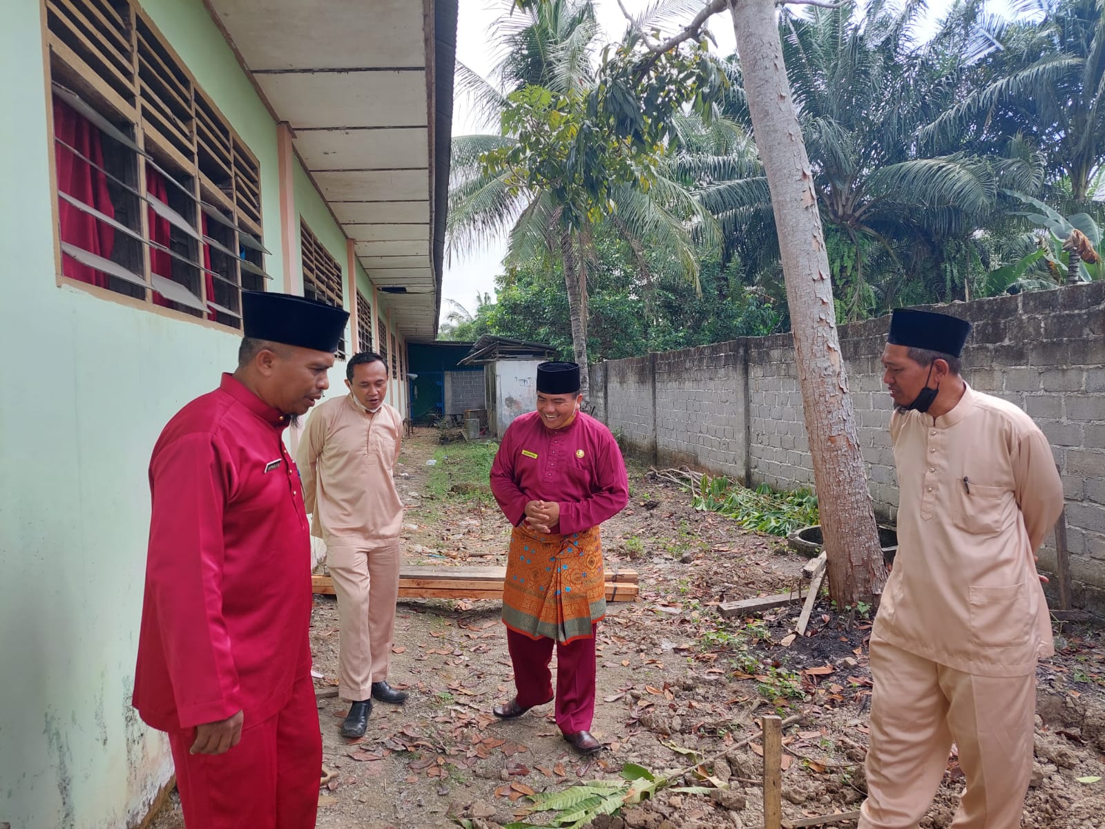 You are currently viewing Kamad Bersama Wakamad Tinjau Persiapan Renovasi Ruang Guru MAN 3 Langkat