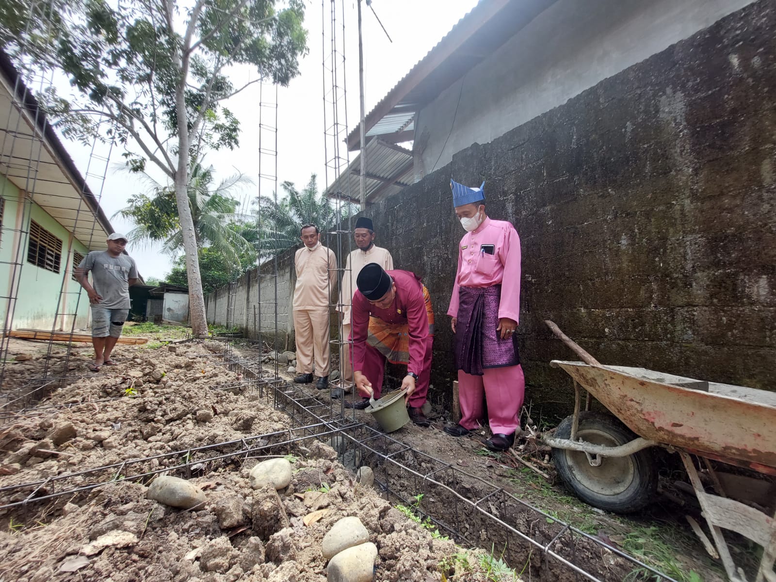 You are currently viewing Peletakan Batu Pertama Pembangunan Renovasi Ruang Guru MAN 3 Langkat