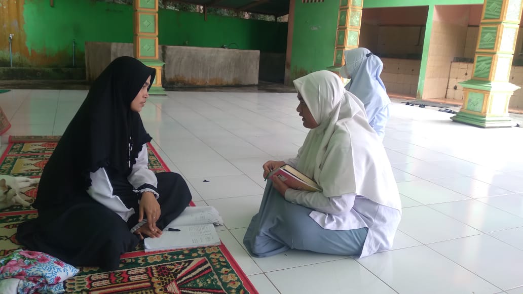 You are currently viewing Siswi Tahfidz Al-Qur’an MAN 3 Langkat Rutin Setor Hafalan