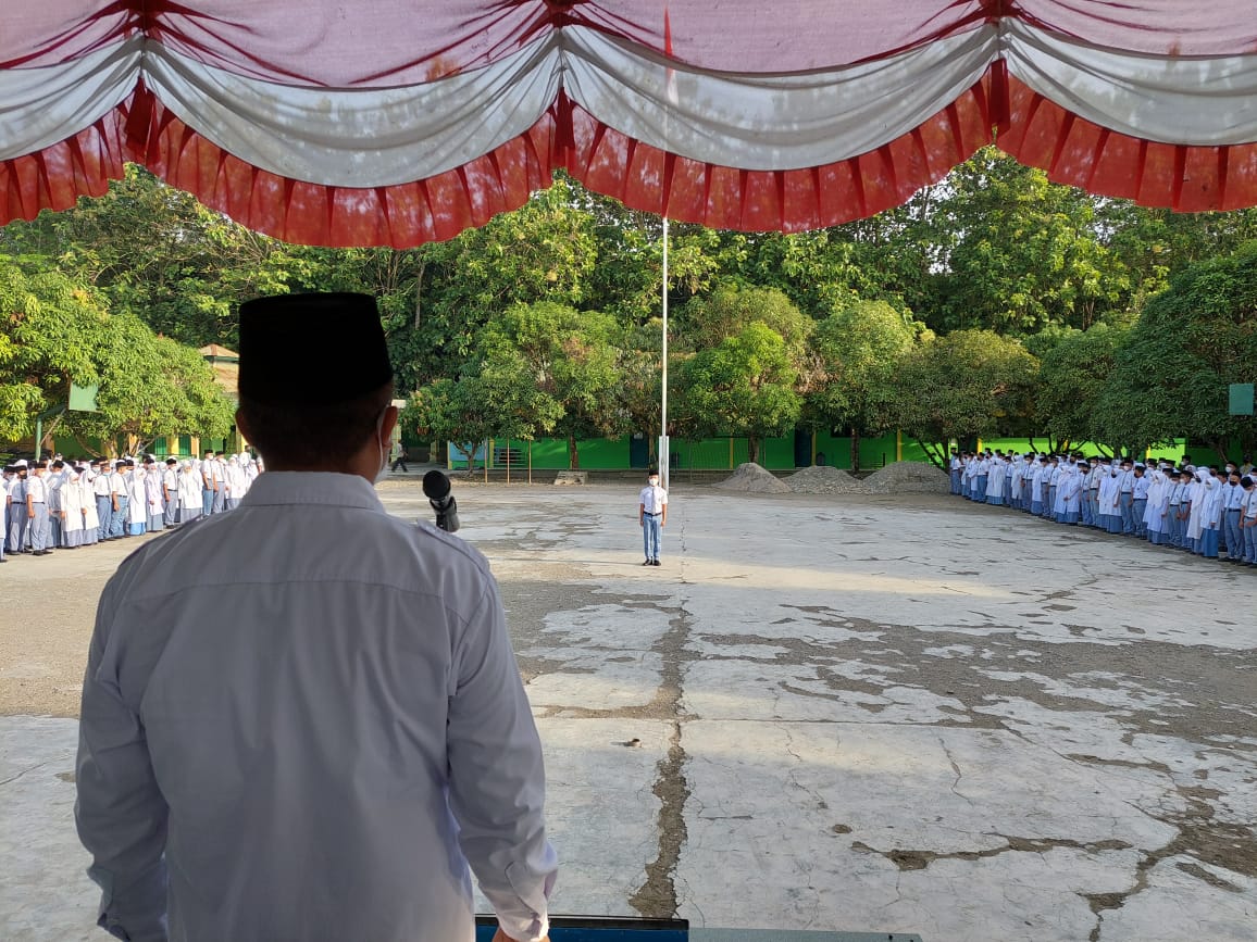 You are currently viewing Upacara Bendera di MAN 3 Langkat, Pembina : Hiduplah Dengan Ilmu, Seni, dan Iman