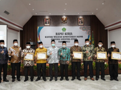 Kakan Kemenag Langkat Terima Penghargaan dari Kakanwil Kemenagsu