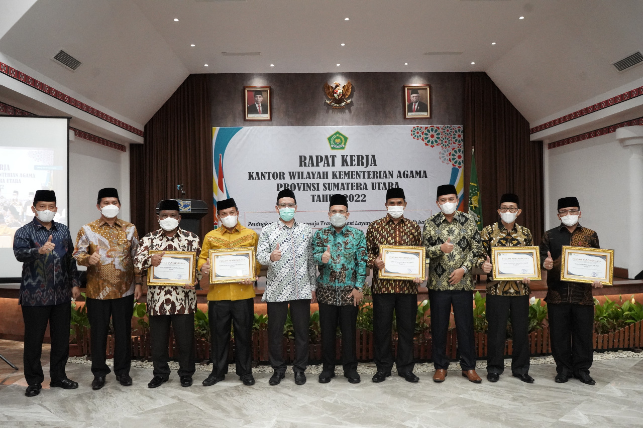 You are currently viewing Kakan Kemenag Langkat Terima Penghargaan dari Kakanwil Kemenagsu