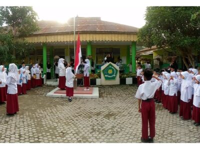 Rutinitas Upacara Bendera di halaman MIN1 Langkat.