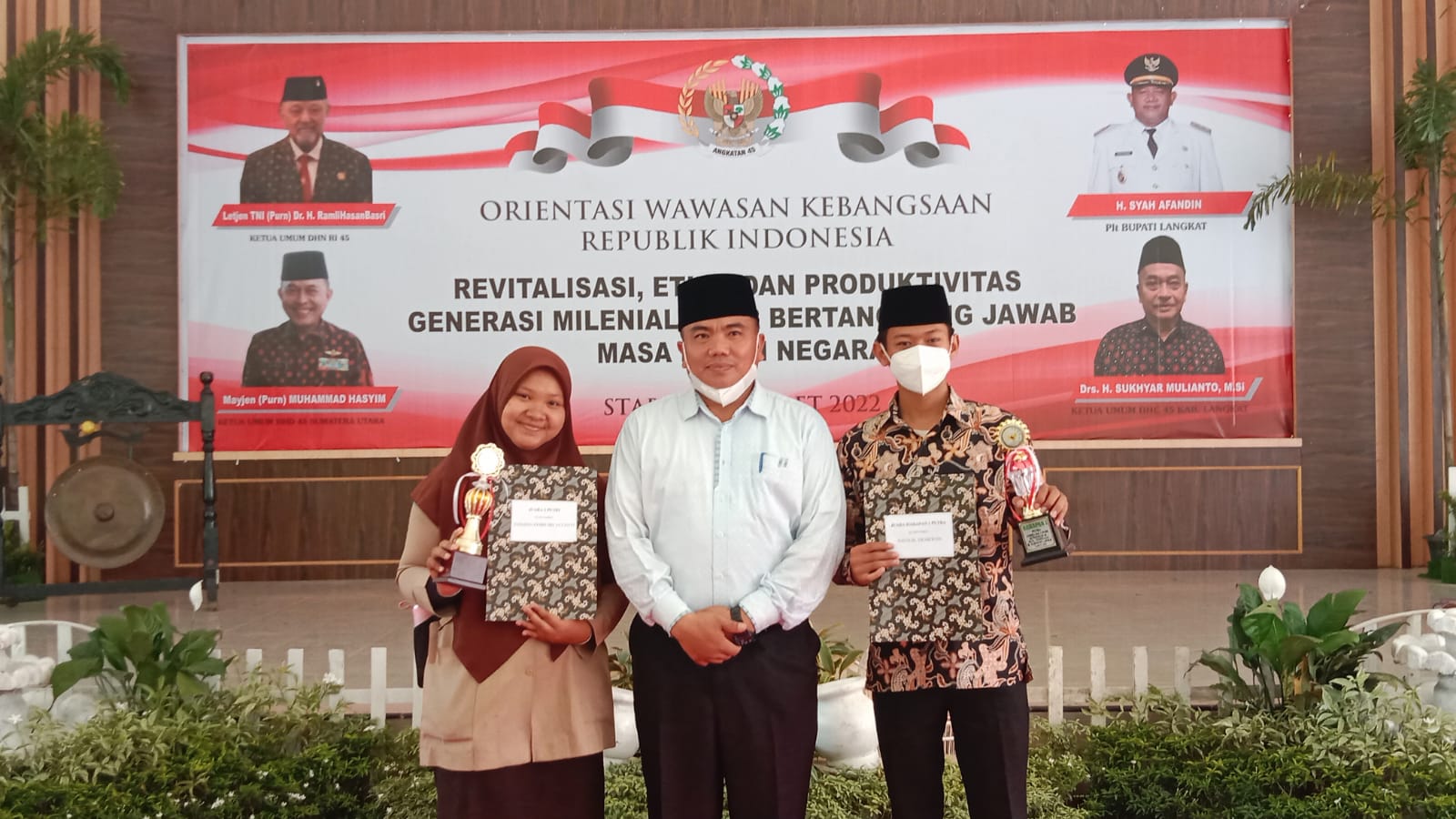 You are currently viewing Siswa MAN 3 Langkat Juara Lomba Baca Puisi Tingkat Kabupaten, Kamad : Teruslah Berprestasi