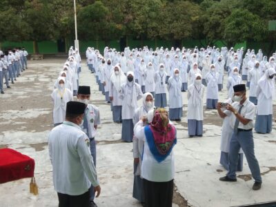 Kasi Penmad Langkat Sematkan Kartu Tanda Peserta Ujian Madrasah di MAN 3 Langkat