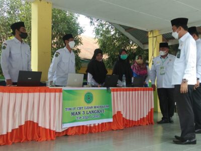 Kakan Kemenag Langkat Cek Kesiapan Tim IT CBT MAN 3 Langkat Mengawasi Ujian Madrasah