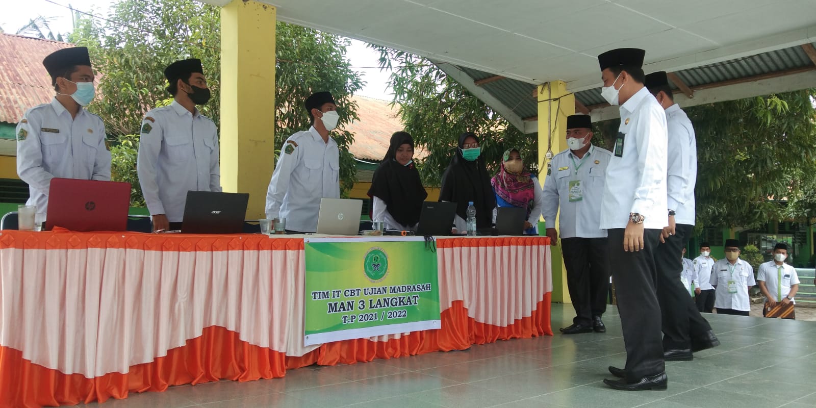 You are currently viewing Kakan Kemenag Langkat Cek Kesiapan Tim IT CBT MAN 3 Langkat Mengawasi Ujian Madrasah