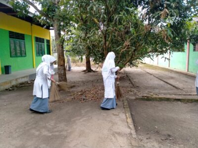 Nyaman Selama Ujian Berlangsung Dengan Menjaga Kebersihan Lingkungan Madrasah