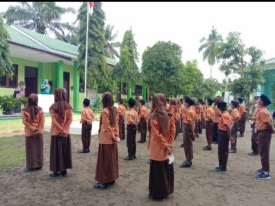 Pastikan UM Berjalan Lancar, Ka. MIN 4 langkat Beri Motivasi Siswa