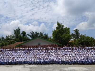 Ujian Madrasah Selesai, Siswa Kelas XII MAN 3 Langkat Gelar Foto Bersama