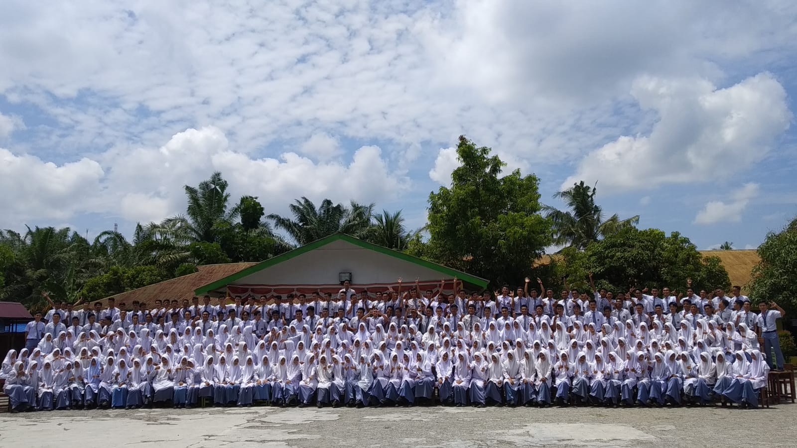 You are currently viewing Ujian Madrasah Selesai, Siswa Kelas XII MAN 3 Langkat Gelar Foto Bersama