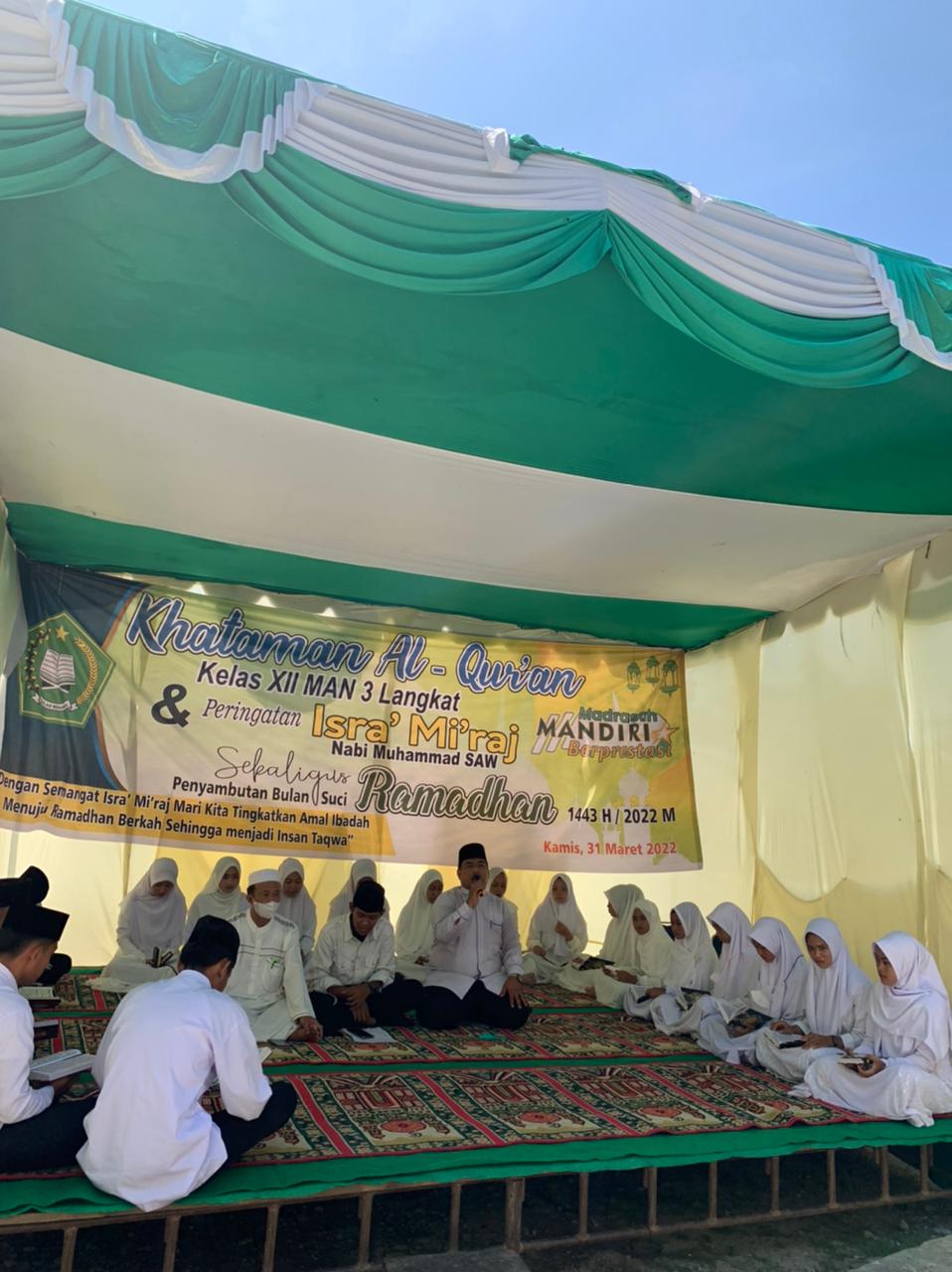 You are currently viewing Khataman Al-Qur’an dan Tasyakuran Siswa Kelas XII MAN 3 Langkat Tahun 2022 Berlangsung Khidmat