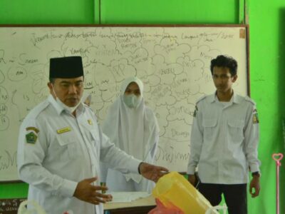 Kamad Cek Paket Sembako Ramadhan Berkah MAN 3 Langkat