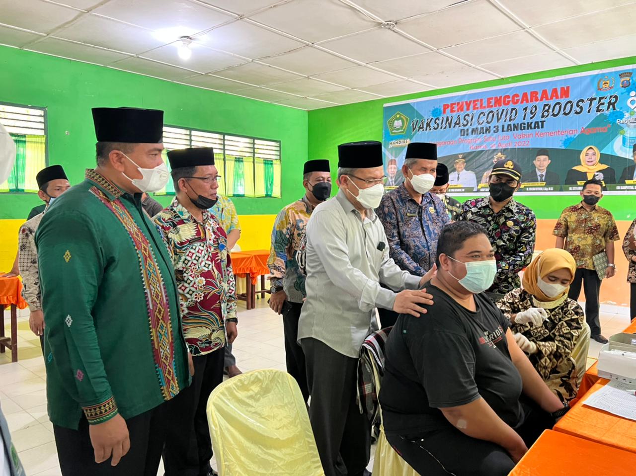 You are currently viewing Kepala Kanwil Kemenagsu Tinjau Penyelenggaraan Vaksinasi Booster di MAN 3 Langkat