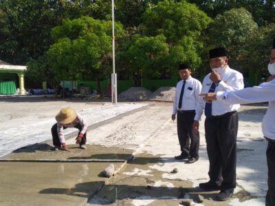 Kamad Bersama Wakamad Sarpras Tinjau Renovasi Lapangan Utama MAN 3 Langkat