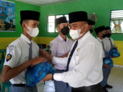 Ramadhan Berkah, MAN 3 Langkat Berbagi Paket Sembako Kepada Siswa-siswi