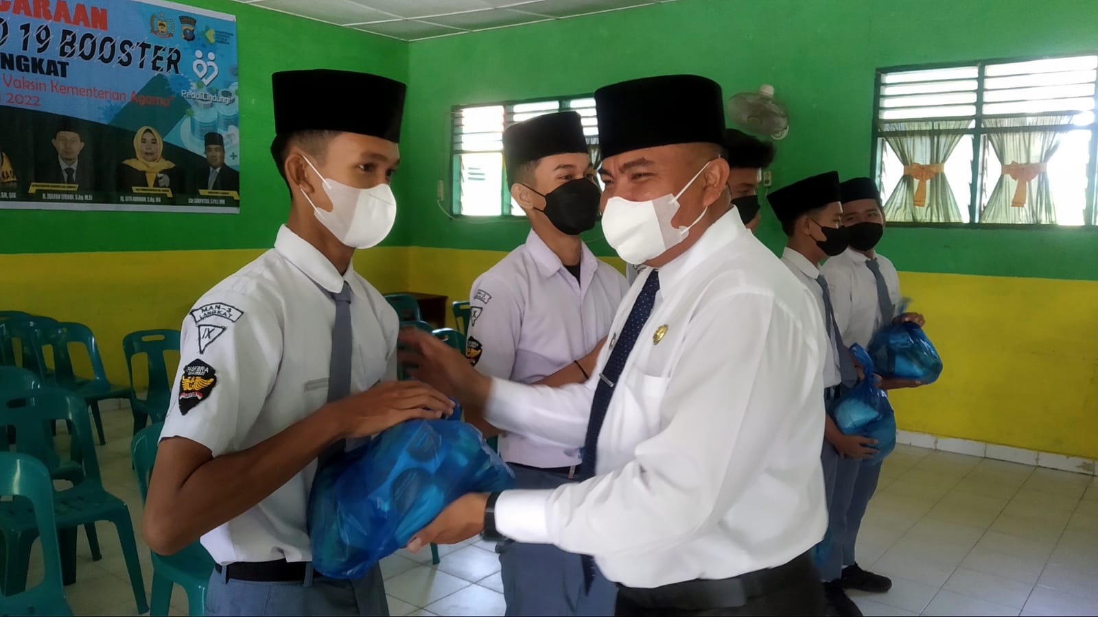 You are currently viewing Ramadhan Berkah, MAN 3 Langkat Berbagi Paket Sembako Kepada Siswa-siswi