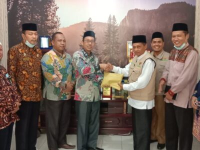 Kakan Kemenag Langkat Serahkan Zakat Profesi ke BAZNAS Langkat