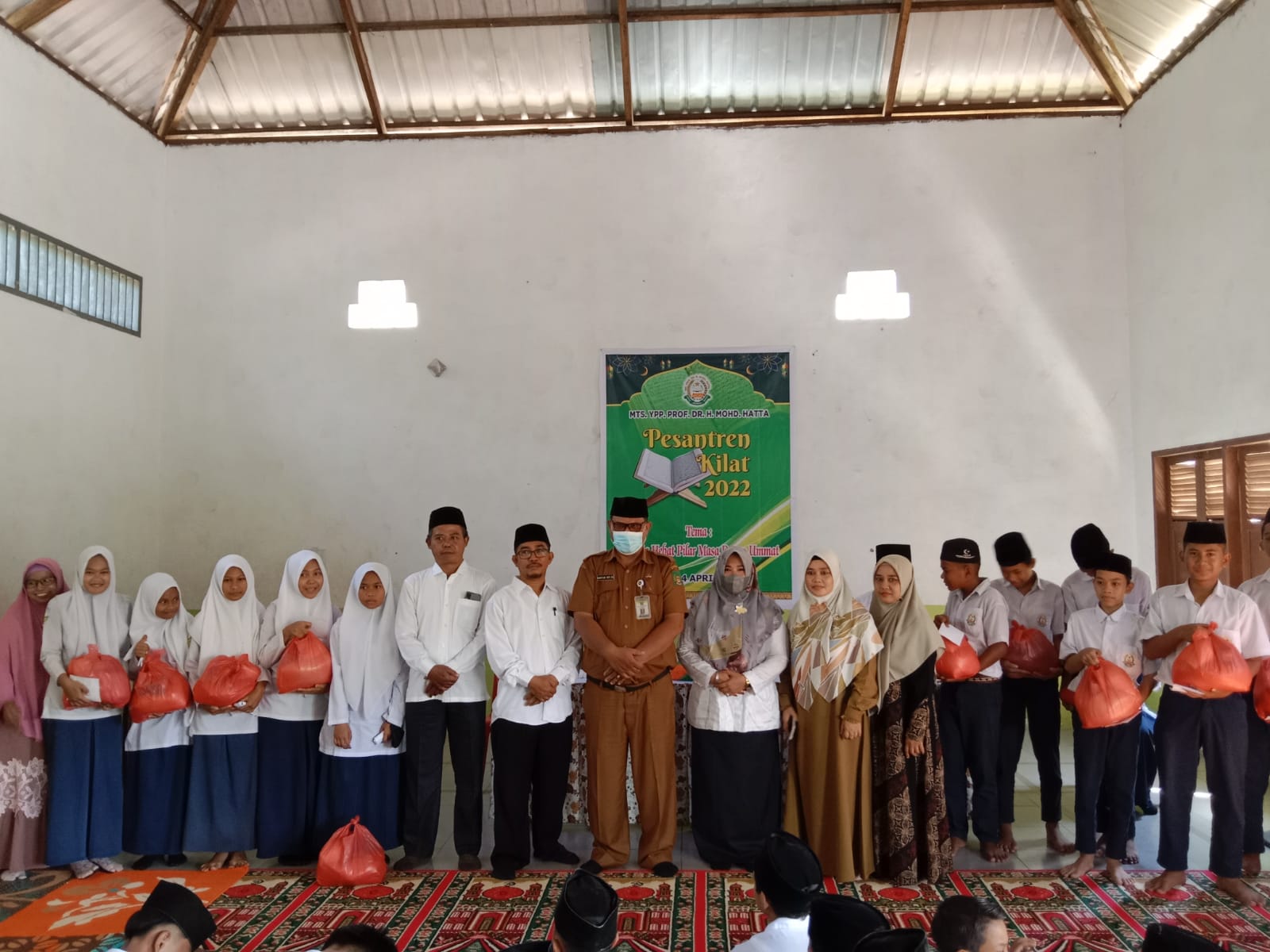 You are currently viewing Kasi Penmad Kemenag Langkat Hadiri Pesantren Kilat MTsS. YPP. PROF. DR. H. MOHD. HATTA