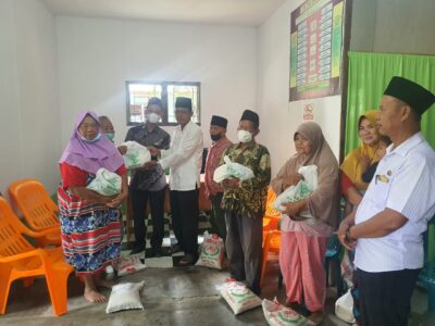 Ka. KUA Sirapit Bersama BAZNAS Langkat Serahkan Paket Sembako