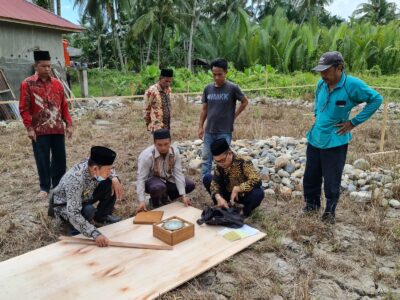 Ka. KUA Secanggang Dampingi Tim Seksi Bimas Islam Kemenag Langkat Lakukan Pengukuran Arah Kiblat