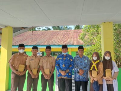 Kamad MAN 3 Langkat Apresiasi Pemenang Lomba Mading Ekskul