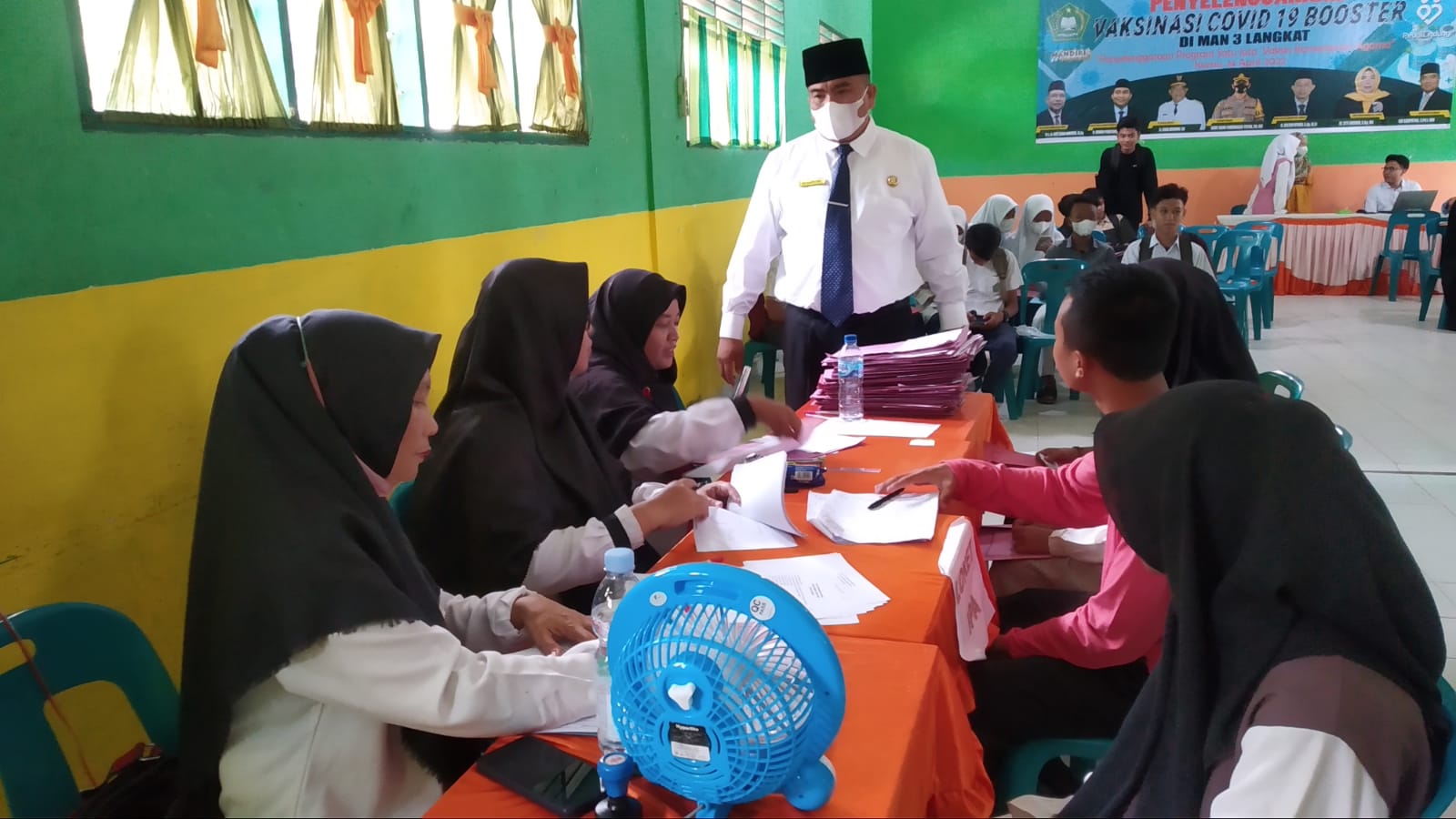 You are currently viewing Kamad Pantau Proses Verifikasi dan Validasi Oleh Panitia PPDB MAN 3 Langkat