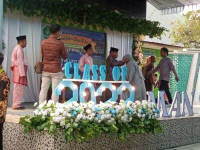 Wakili Kakan Kemenag Langkat, Ka. KUA Tanjung Pura Hadiri dan Kalungkan Medali Tanda Alumni MAN 2 Langkat