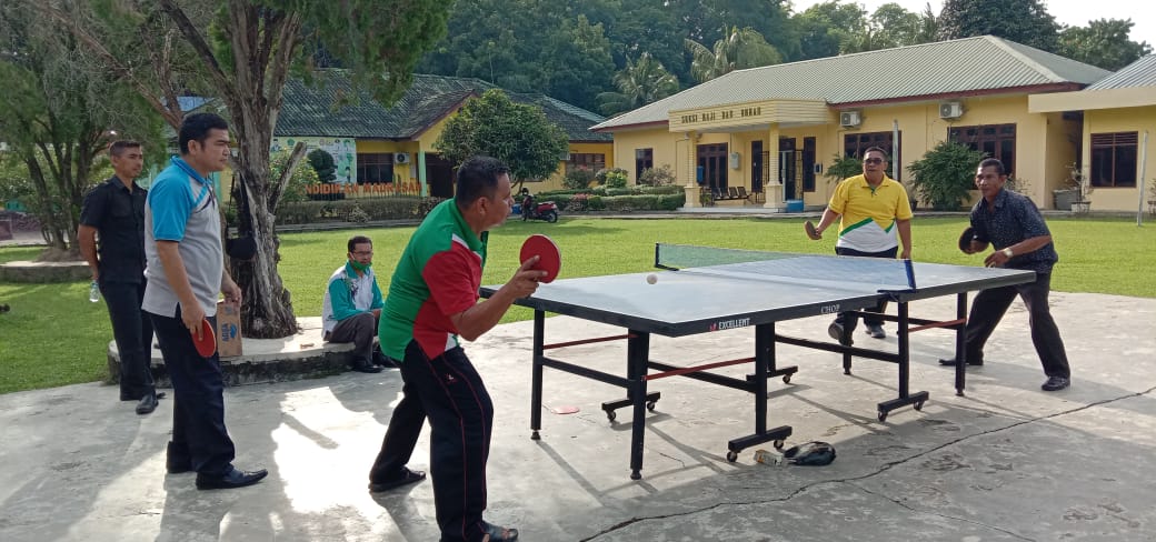 You are currently viewing Jaga Kebugaran, Kakan Kemenag Langkat Giatkan Olahraga Tenis Meja