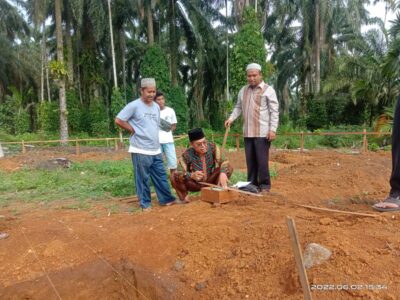 Tim Ukur Arah Kiblat Seksi Bimas Islam Kemenag Langkat Lakukan Pengukuran