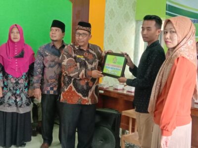 Kakan Kemenag Langkat Serahkan Bantuan Program Pemberdayaan Ekonomi Umat