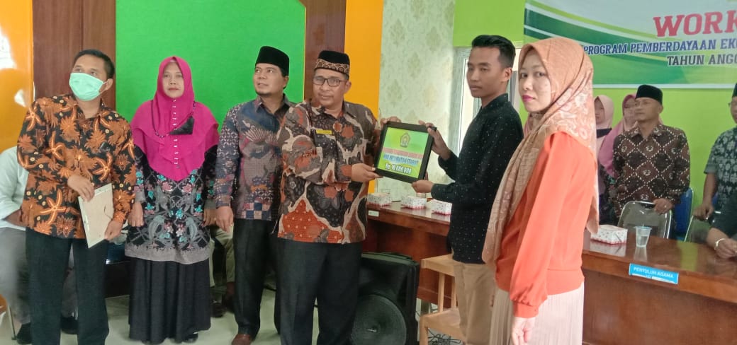 You are currently viewing Kakan Kemenag Langkat Serahkan Bantuan Program Pemberdayaan Ekonomi Umat