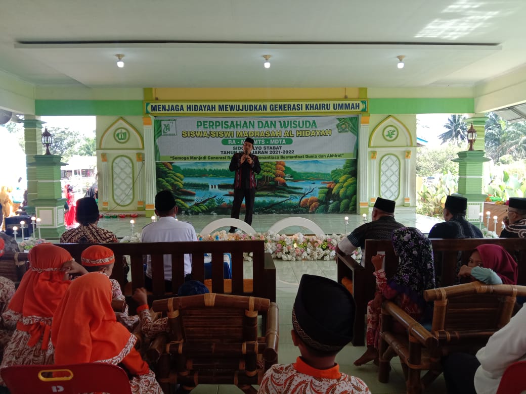 You are currently viewing Hadiri Wisuda,  Kasubbag TU : Madrasah Sebagai Lembaga Pendidikan Yang Mengutamakan Karakter, Akhlak Dan Budi Pekerti Serta Keagamaan