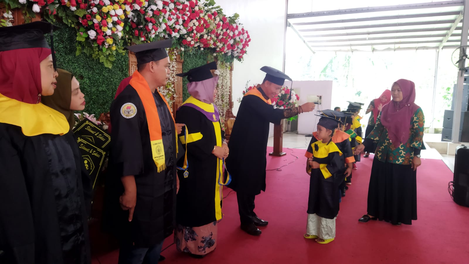 You are currently viewing Ka. KUA Salapian Hadiri Wisuda Massal HIMPAUDI Kecamatan Salapian